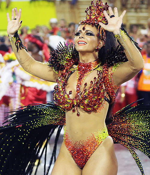 Viviane Araújo, rainha da bateria da Salgueiro, durante desfile na Marquês de Sapucaí