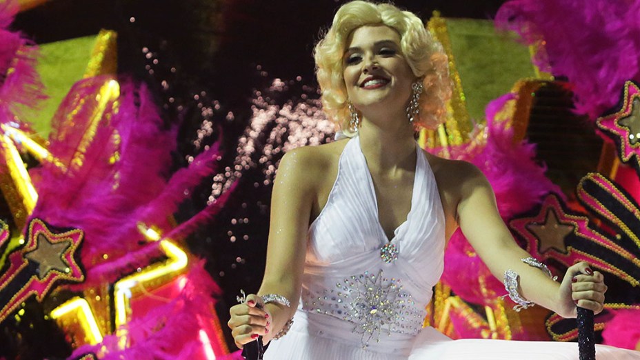 A atriz Juliana Paiva desfila fantasiada de Marilyn Monroe pela União da Ilha