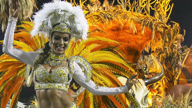 Carla Prata, musa da escola de samba Vila Isabel durante desfile na Marquês de Sapucaí no Rio de Janeiro (RJ), na madrugada desta terça-feira (04)