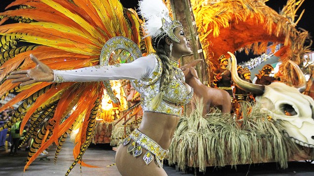 Carla Prata, musa da escola de samba Vila Isabel durante desfile na Marquês de Sapucaí no Rio de Janeiro (RJ), na madrugada desta terça-feira (04)