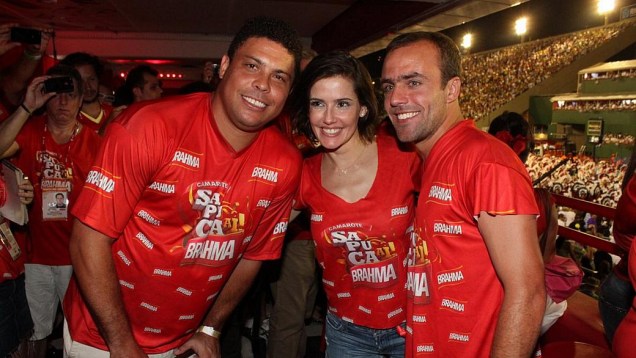 Ronaldo, Deborah Secco e Roger acompanham os desfiles das escolas de samba do Rio (20/02/2012)