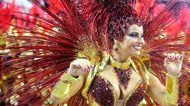 A rainha da bateria Viviane Araujo durante desfile da Escola de Samba Salgueiro pelo Grupo Especial, no Sambódromo Marquês de Sapucaí no Rio de Janeiro (RJ), na madrugada desta segunda-feira (03)