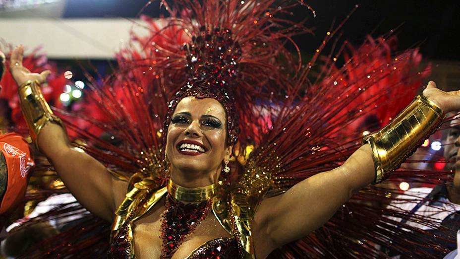 A rainha da bateria Viviane Araujo durante desfile da Escola de Samba Salgueiro pelo Grupo Especial, no Sambódromo Marquês de Sapucaí no Rio de Janeiro (RJ), na madrugada desta segunda-feira (03)