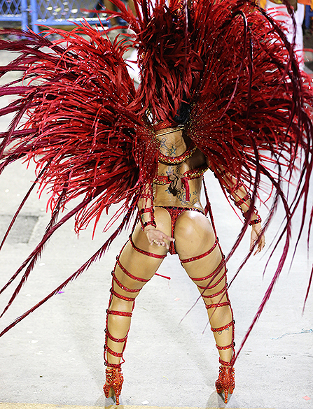 Musa do Salgueiro durante desfile pelo Grupo Especial do Carnaval do Rio de Janeiro