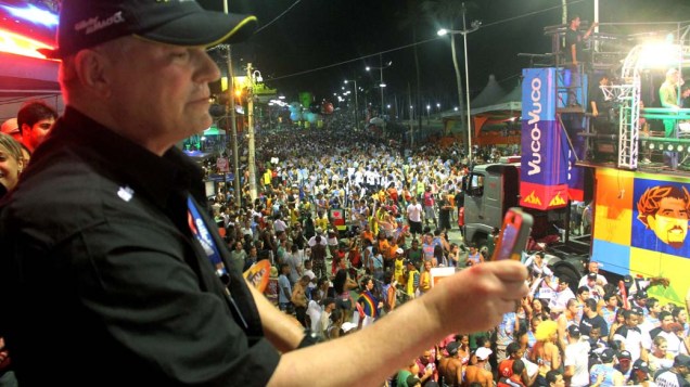 Richard Dean Anderson (o Macgyver) sobe ao trio de Michel Teló no Carnaval de Salvador