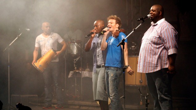 Exaltasamba recebe Michel Teló no palco do Carnaval de Salvador (16/02/2012)
