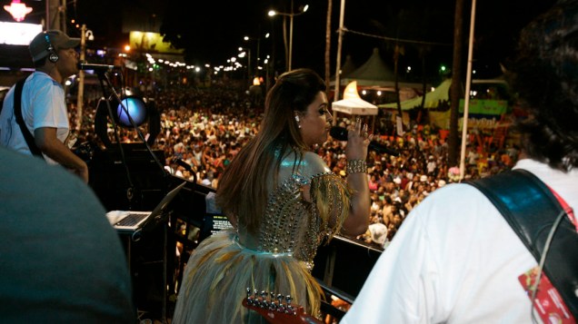 Preta Gil anima os foliões durante sua apresentação no Carnaval de Salvador