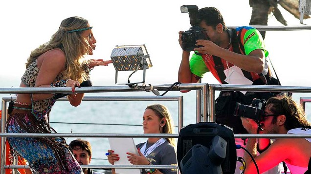 Claudia Leitte posa para fotógrafos durante apresentação no circuito Barra-Ondina