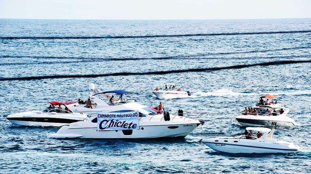 Público faz brincadeira e cria o camarote náutico do Chiclete com Banana em lancha ancorada em praia de Salvador