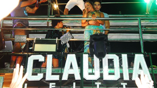 Claudia Leitte e Luan Santana cantam no circuito da Barra em Salvador (BA)