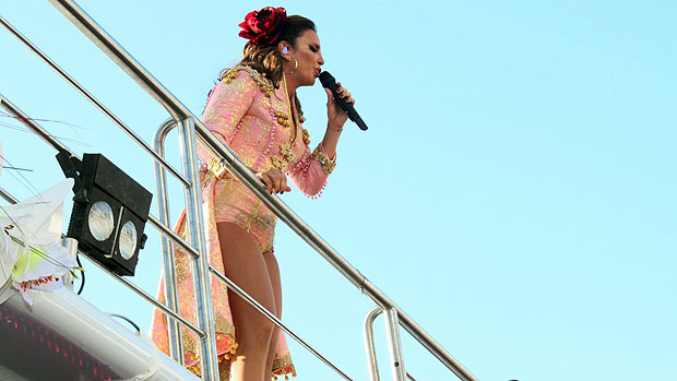 Ivete Sangalo inicia Show com a música Comigo na base do<br> beijo, no Trio Cerveja&Cia, no Circuito Barra Ondina em Salvador