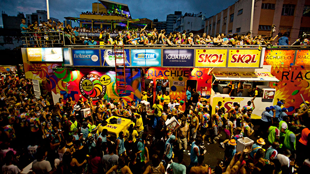 Foliões no Carnaval de Salvador, em 01/03/2014