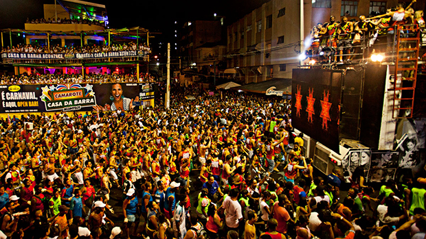 Foliões no Carnaval de Salvador, em 01/03/2014