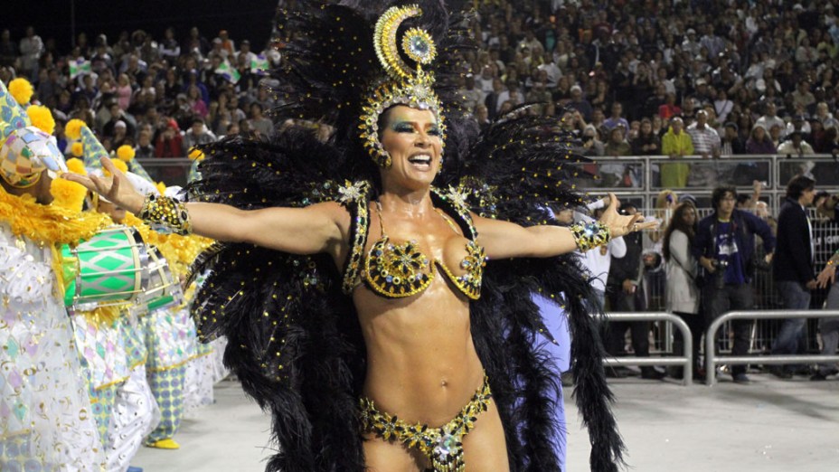 A dançarina Scheila Carvalho, rainha de bateria da Unidos de Vila Maria, desfilou no segundo dia de carnaval no Anhembi, em São Paulo