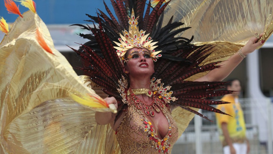 A modelo Lívia Andrade foi o destaque da Império da Casa Verde, durante o segundo dia de desfiles em São Paulo