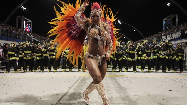 A funkeira Valeska Popozuda, rainha de bateria da Águia de Ouro, durante o segundo dia de desfiles em São Paulo