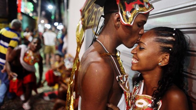 Casal antes de apresentação no primeiro dia de Carnaval em Salvador
