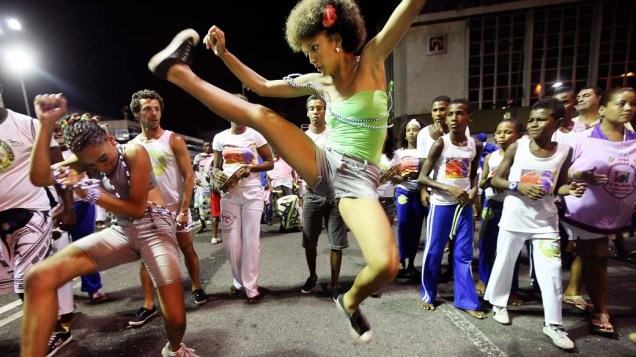 Apresentação de capoeira durante o primeiro dia de Carnaval em Salvador
