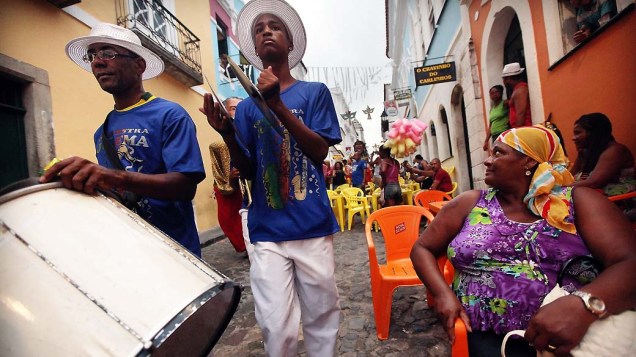 Desfile durante o primeiro dia de Carnaval em Salvador