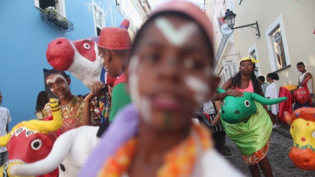 Foliões antes de apresentação no primeiro dia de Carnaval em Salvador