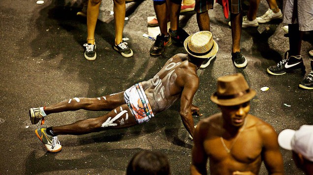 Foliões pintaram o corpo nos shows da Timbalada no Circuito Barra-Ondina em Salvador, nesta quinta-feira (27)