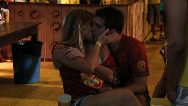 Thiago Gagliasso troca beijos com a namorada na capital baiana (20/02/2012)