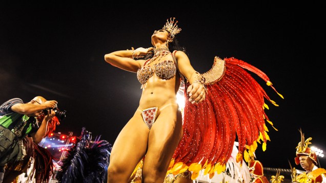 Camila Vernaglia aderiu à pintura corporal para desfilar como destaque da X-9 Paulistana