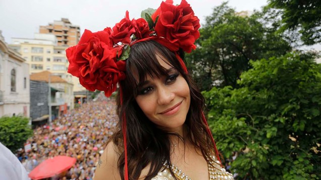 A atriz Alessandra Negrini no tradicional bloco de carnaval Baixo Augusta, na região central de São Paulo