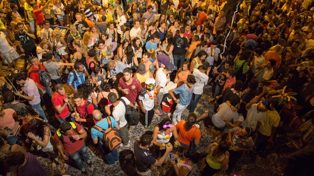 Pessoas no bloco carnavalesco Banda do Trem Elétrico na Rua Luis Coelho, região da Rua Augusta