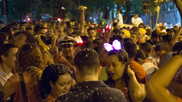 Foliões no bloco carnavalesco Banda do Trem Elétrico na Rua Luis Coelho, região da Rua Augusta