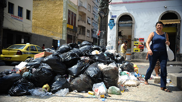Lixo pelas ruas do Rio de Janeiro durante a greve dos garis