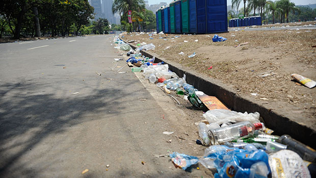 Lixo pelas ruas do Rio de Janeiro durante a greve dos garis