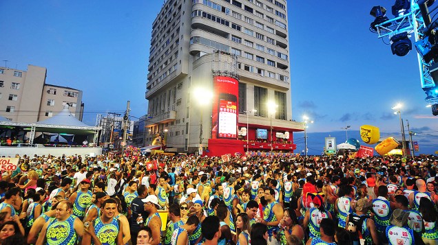 Foliões concentrados para assistir Durval Lelys, com o bloco Coco Bambu, no primeiro dia do carnaval em Salvador