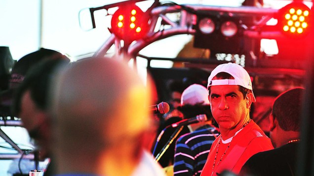 Durval Lelys se prepara para dar início aos desfiles no circuito Dodô a frente  do bloco CocoBambu