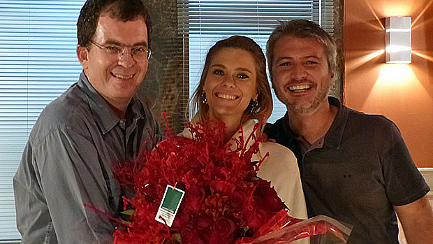 Marcos Schechtman e Fred Mayrink presenteiam Carolina Dieckmann com flores
