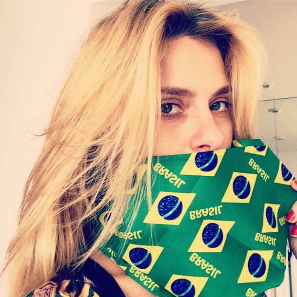 Carolina Dieckmann com lenço da bandeira do Brasil