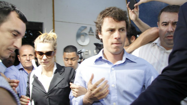 A atriz Carolina Dieckmann e o marido, Tiago Worcman, saem da Delegacia de Repressão aos Crimes de Informática (DRCI), no Centro do Rio