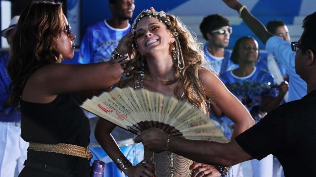 Carolina Dieckmann com a Velha Guarda da Portela durante gravação de clipe que apresenta Rio de Janeiro para o mundo