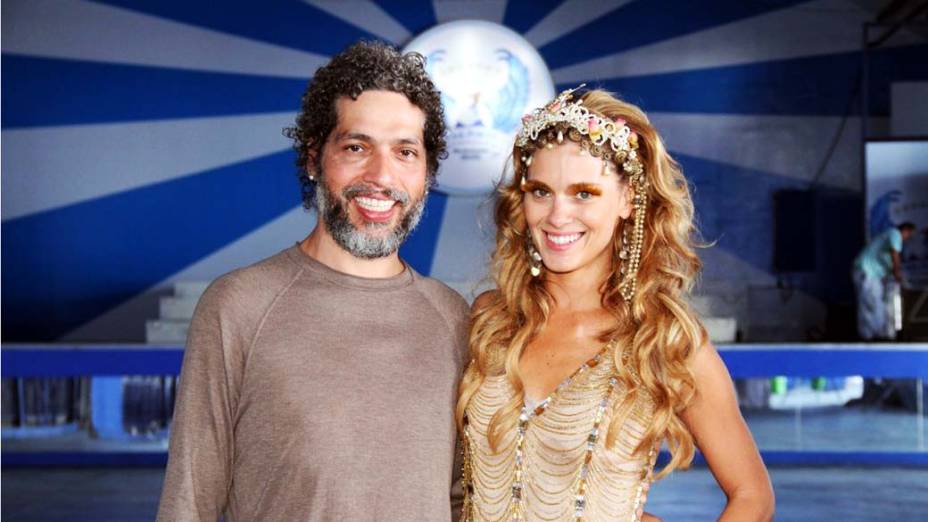 Carolina Dieckmann e o diretor Estevão Ciavatta durante gravação de clipe que apresenta Rio de Janeiro para o mundo