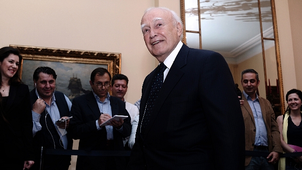 O presidente grego, Carolos Papoulias, antes de reunião com líderes políticos
