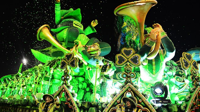 Alegoria da Rosas de Ouro durante desfile que apresentou as maiores festas do mundo