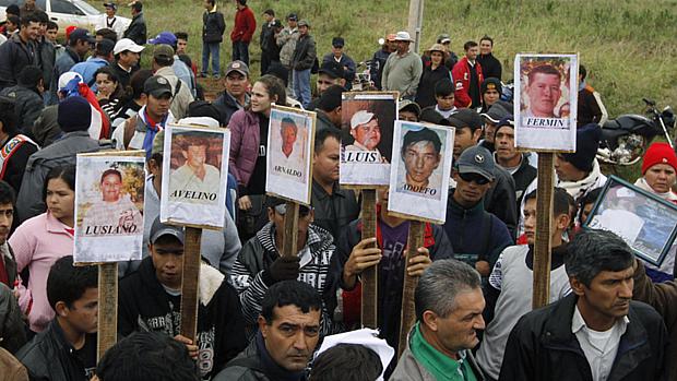 Sem-teto de Curuguaty protestam contra a matança de onze camponeses na semana passada