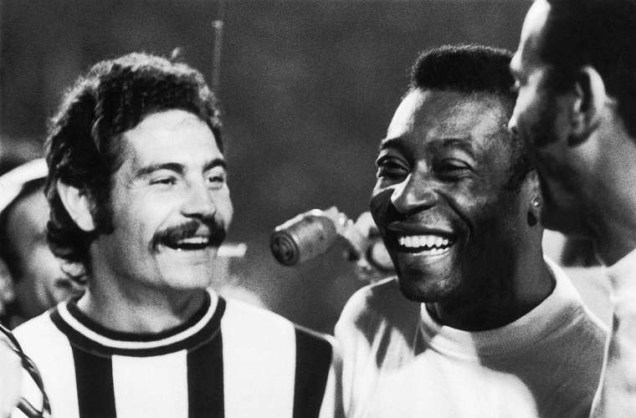 Rivelino, então jogador do Corinthians, e Pelé, que jogava pelo Santos, durante clássico entre os times paulistas no estádio do Pacaembu, em 1971.