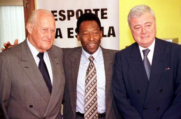 Em 2001, com João Havelange (à esq.) e Ricardo Teixeira, presidente da CBF, durante discussão sobre a reestruturação do futebol brasileiro. O tema foi motivo de muita briga entre Pelé e Havelange.