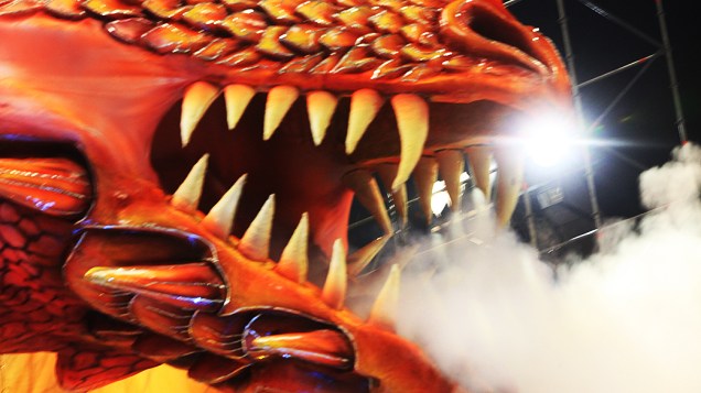 Detalhe de carro alegórico da Dragões da Real durante desfile no Anhembi