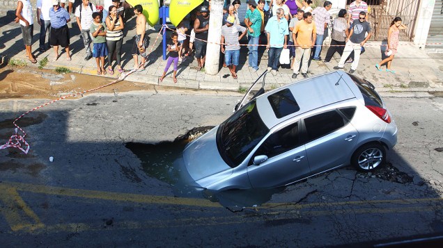 Um carro caiu em um buraco na manhã desta quinta-feira (6) em Osasco, na Grande São Paulo. O acidente causou uma pausa no fornecimento de água na região