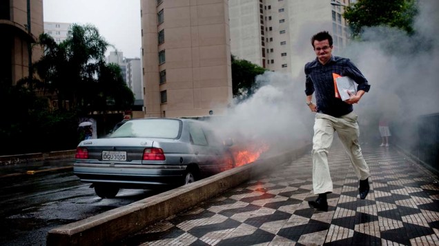 Veículo em chamas no viaduto Paraíso, centro de São Paulo