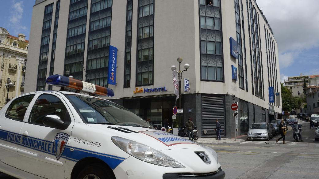Carro da polícia em frente ao Novotel de Cannes, onde joias avaliadas em mais de US$ 1 milhão foram roubadas do cofre de um dos quartos