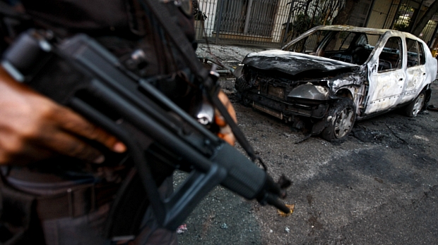Carro incendiado em Botafogo, no Rio de Janeiro, na onda de ataques de 2010