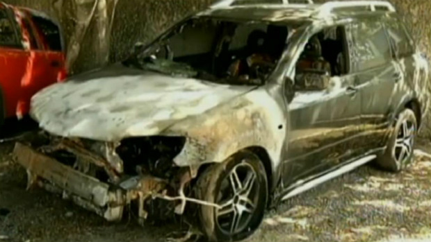 O carro incendiado na Dutra: dinheiro seria de traficantes de drogas